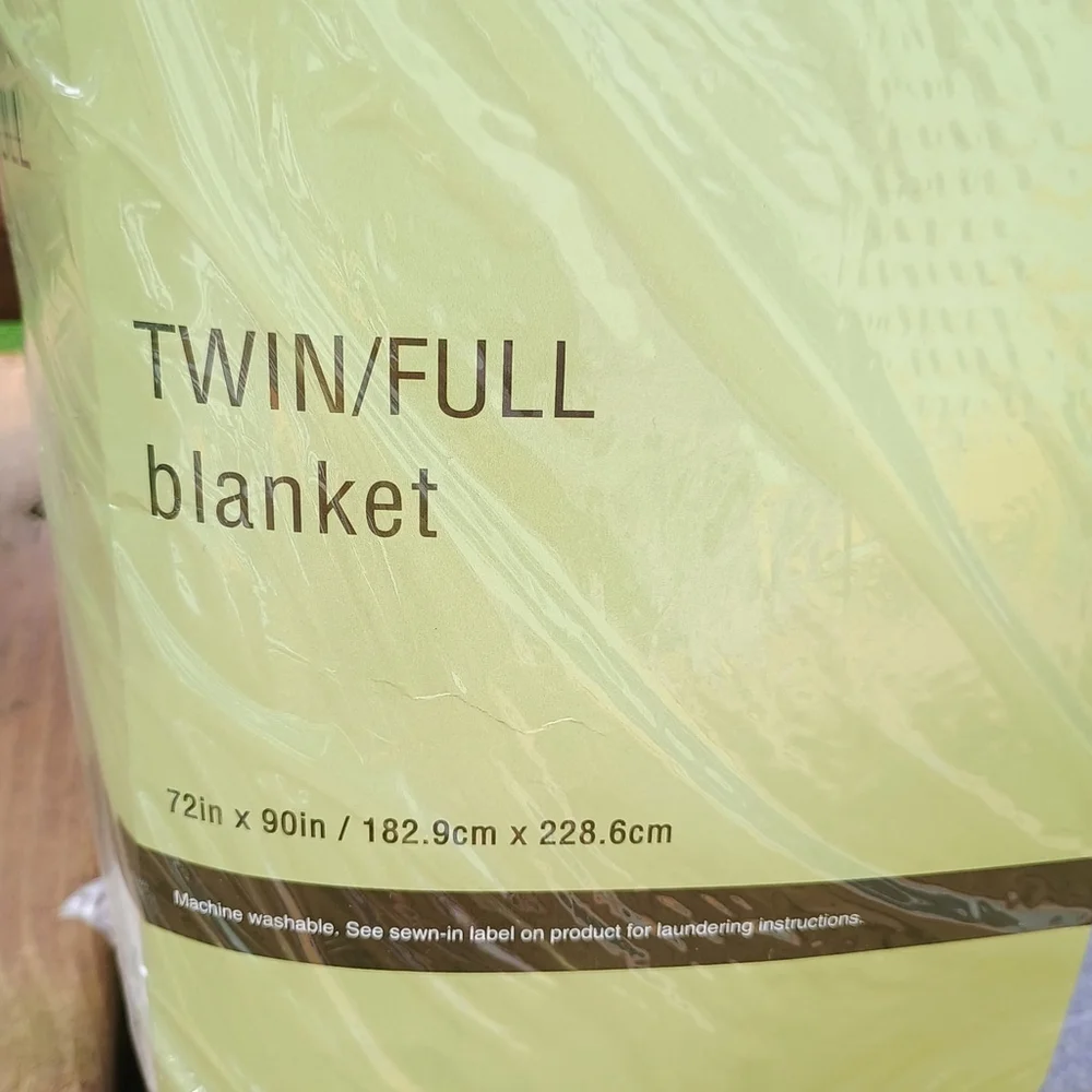 Owens Manufacturing Twin/Full Wolves Wolf Print Blanket 72